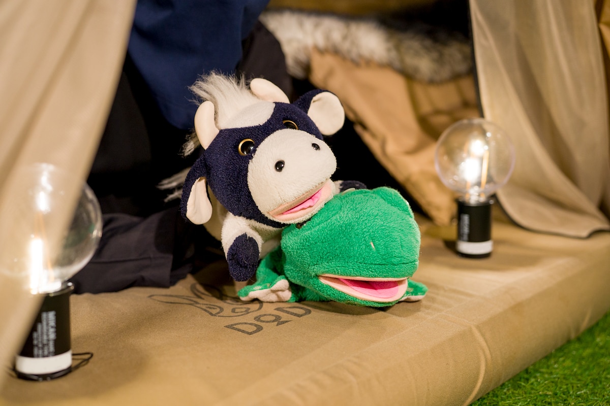 カエルくんの上にのしかかるうしくん。