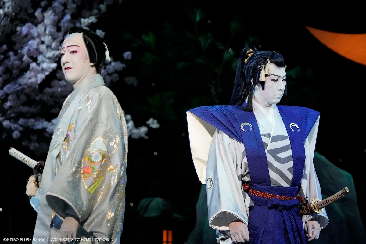 シネマ歌舞伎「刀剣乱舞 月刀剣縁桐」より、左から尾上右近扮する足利義輝、尾上松也扮する三日月宗近。©︎NITRO PLUS・EXNOA LLC/新作歌舞伎『刀剣乱舞』製作委員会