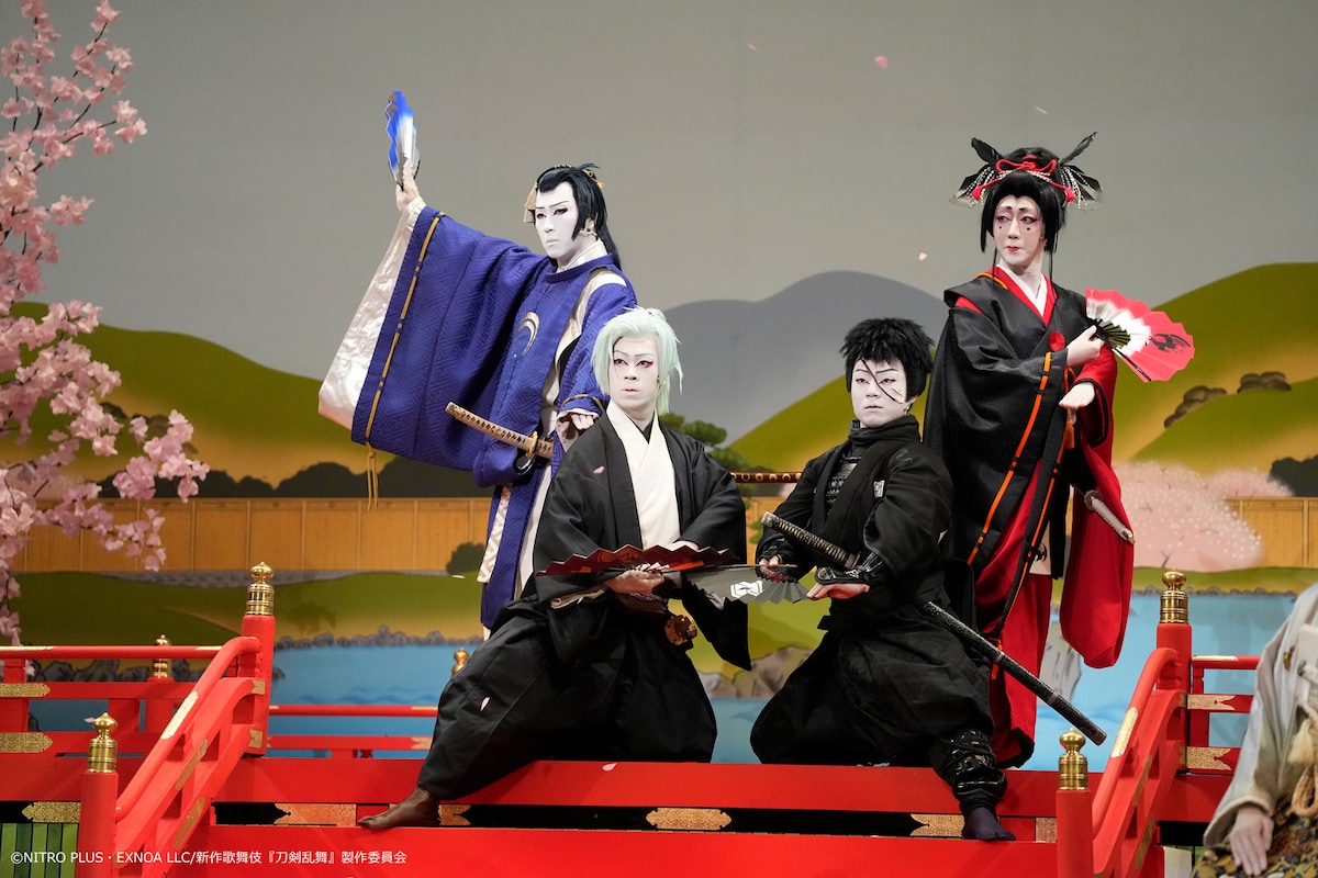 シネマ歌舞伎「刀剣乱舞 月刀剣縁桐」より、後列左から尾上松也扮する三日月宗近、河合雪之丞扮する小烏丸、前列左から上村吉太朗扮する膝丸、中村鷹之資扮する同田貫正国。©︎NITRO PLUS・EXNOA LLC/新作歌舞伎『刀剣乱舞』製作委員会