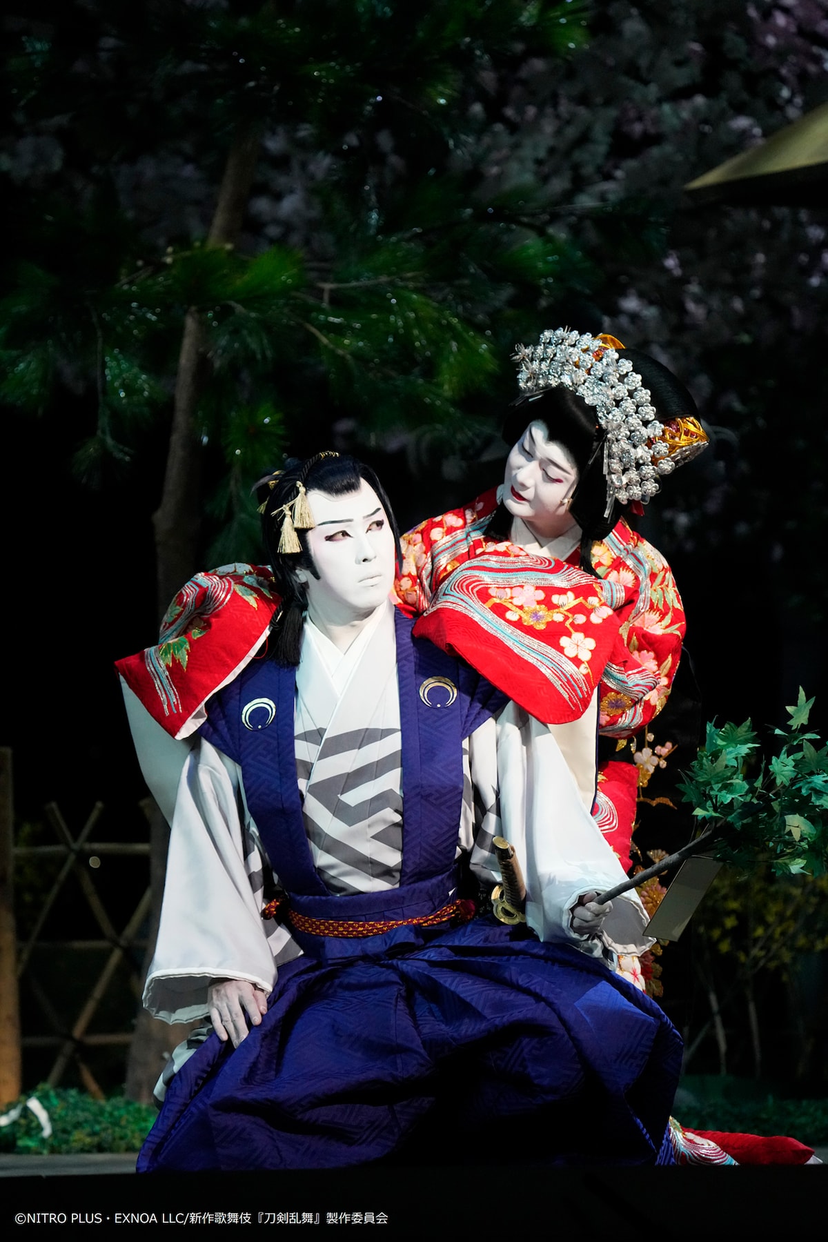 シネマ歌舞伎「刀剣乱舞 月刀剣縁桐」より、左から尾上松也扮する三日月宗近、中村莟玉扮する義輝妹紅梅姫。©︎NITRO PLUS・EXNOA LLC/新作歌舞伎『刀剣乱舞』製作委員会