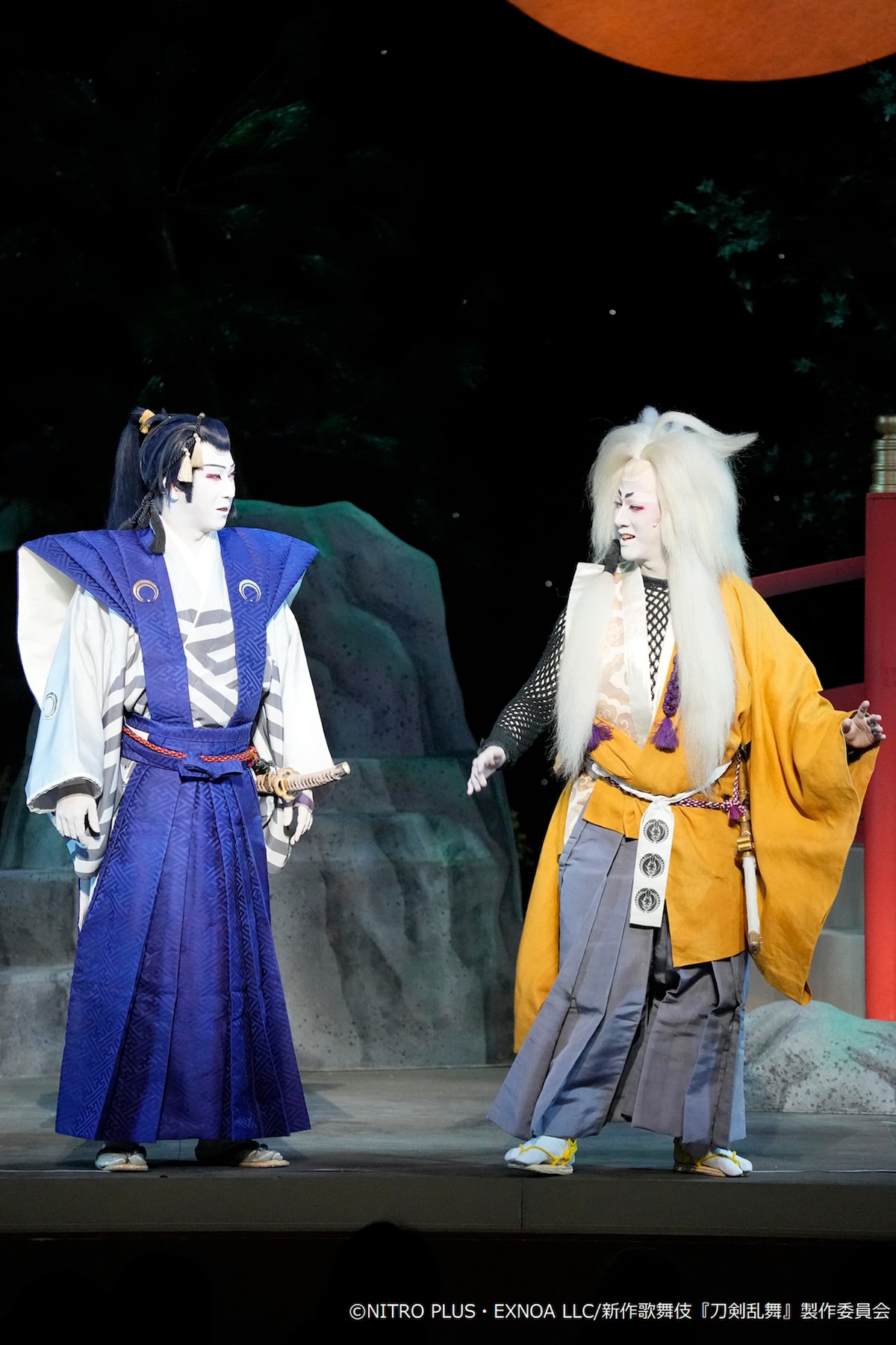 シネマ歌舞伎「刀剣乱舞 月刀剣縁桐」より、左から尾上松也扮する三日月宗近、尾上右近扮する小狐丸。©︎NITRO PLUS・EXNOA LLC/新作歌舞伎『刀剣乱舞』製作委員会