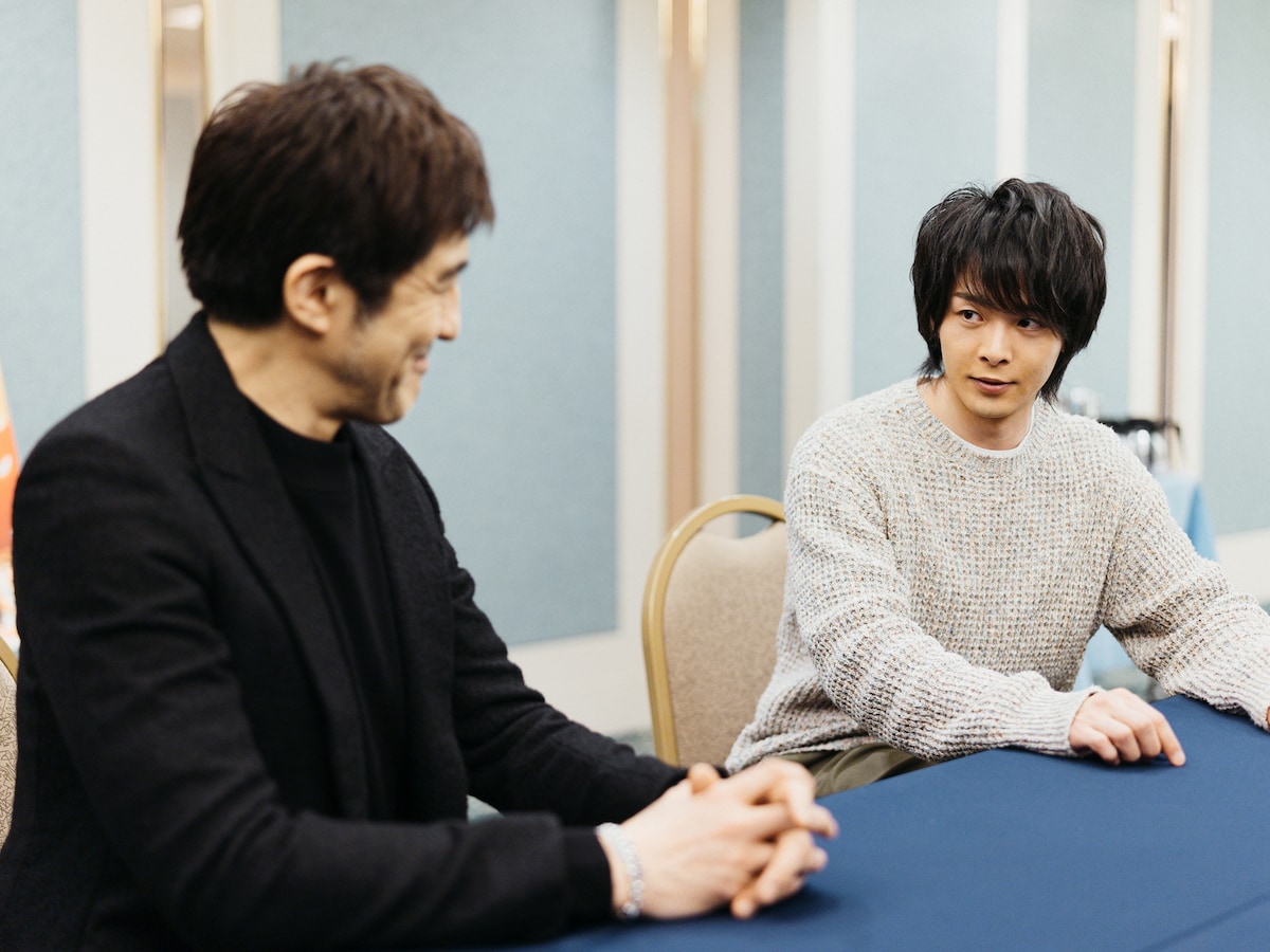 左から谷中敦、中村倫也。