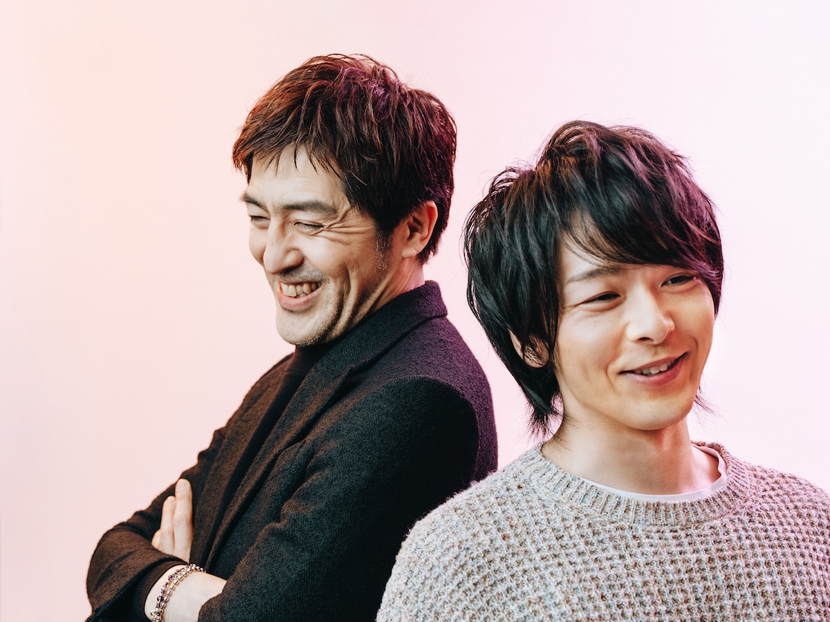 左から谷中敦、中村倫也。