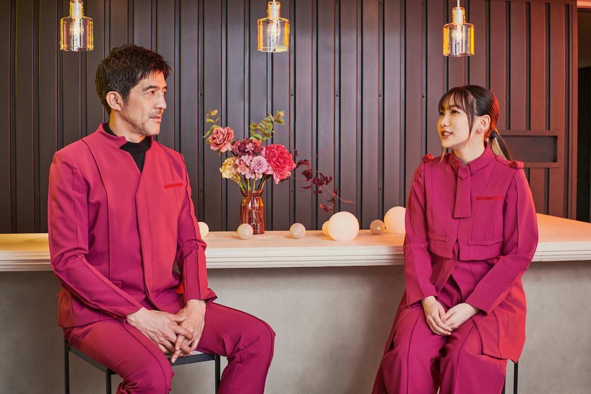 左から谷中敦（東京スカパラダイスオーケストラ / Baritone Sax）、幾田りら。