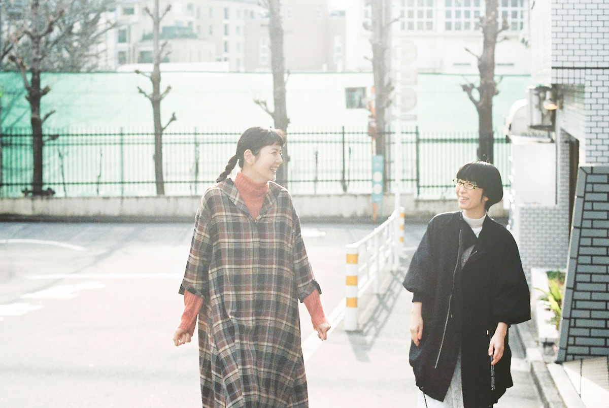 左から菊池亜希子、つじあやの。