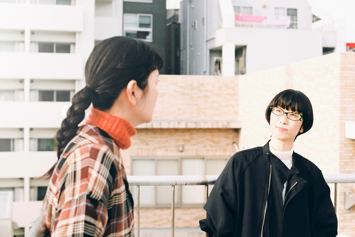 左から菊池亜希子、つじあやの。