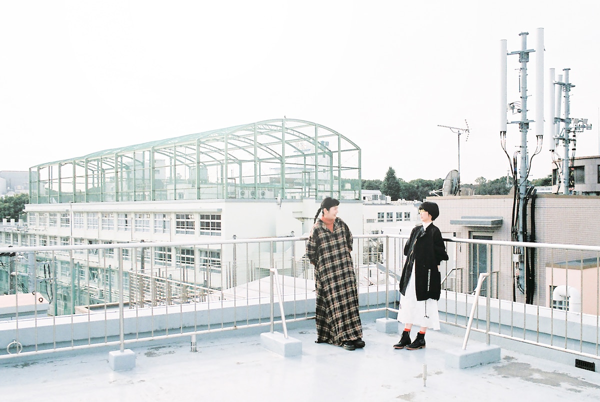 左から菊池亜希子、つじあやの。