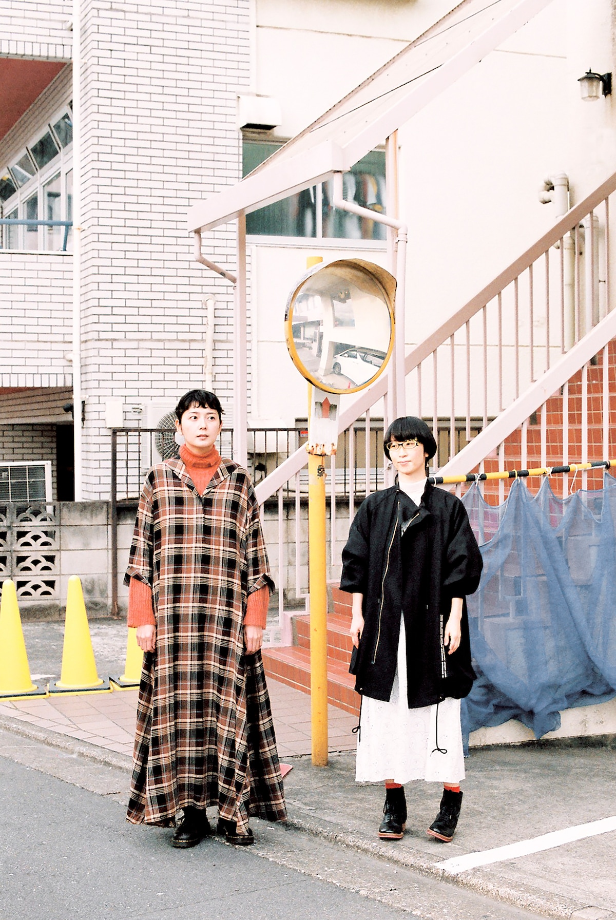 左から菊池亜希子、つじあやの。