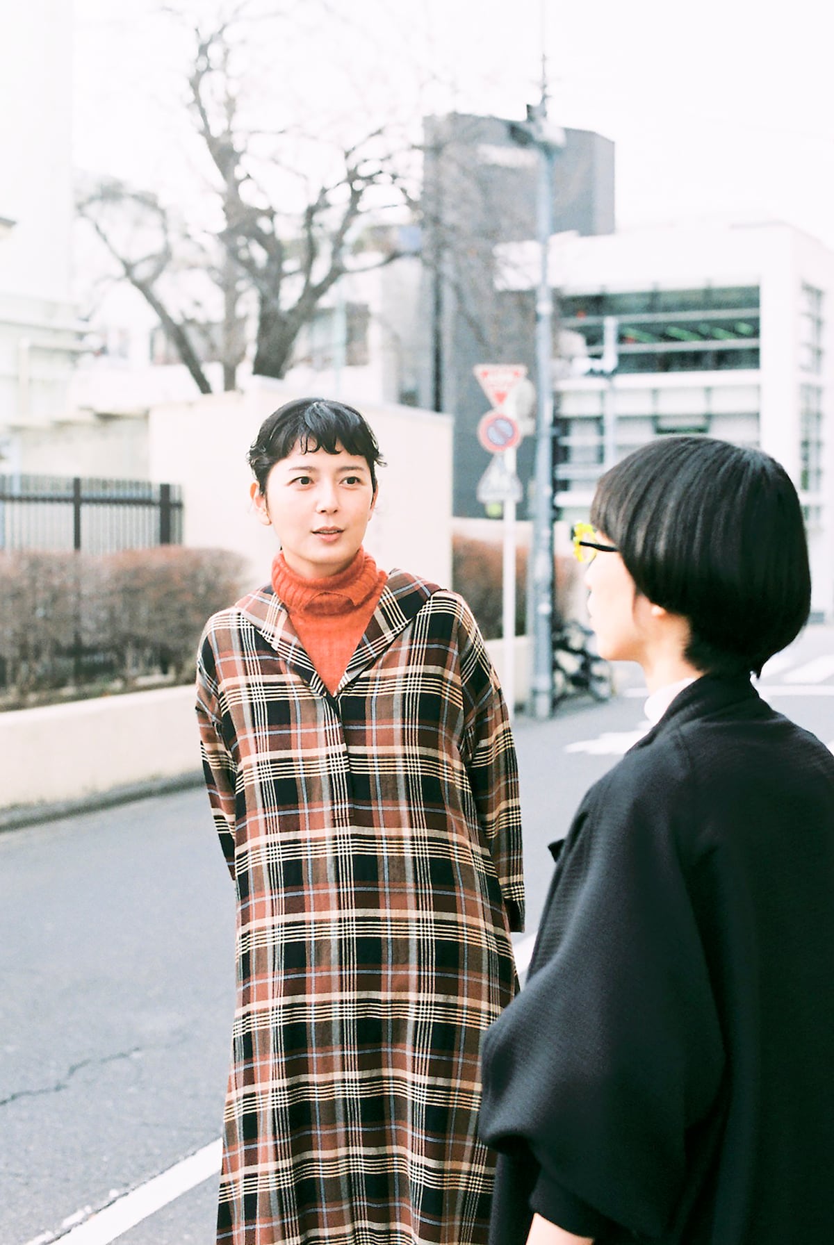 左から菊池亜希子、つじあやの。