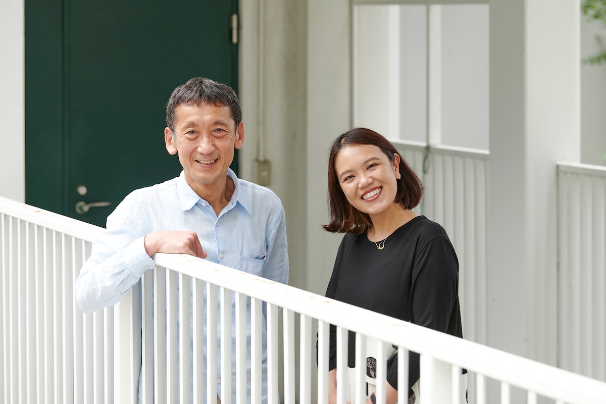 左から成井豊、辻村深月。