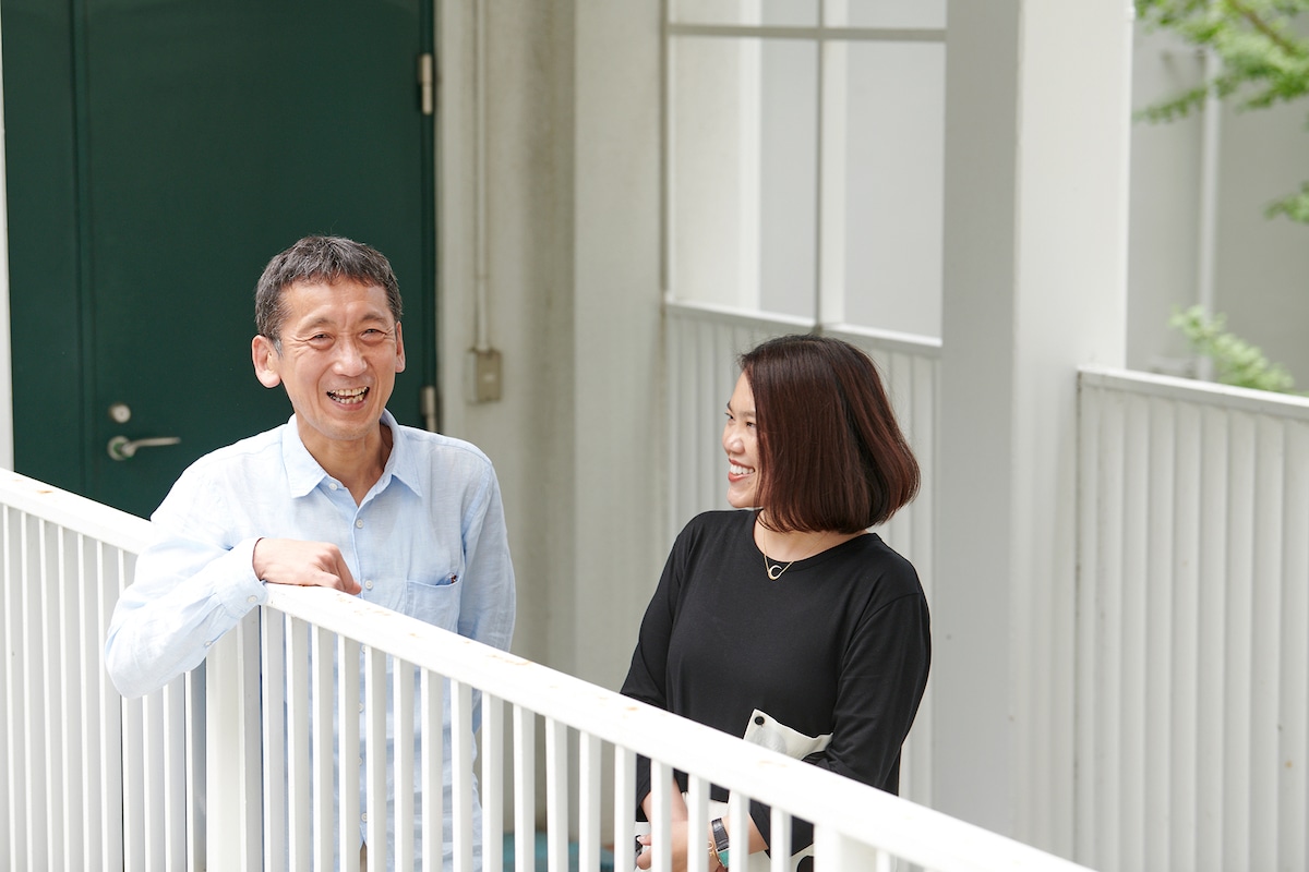 左から成井豊、辻村深月。