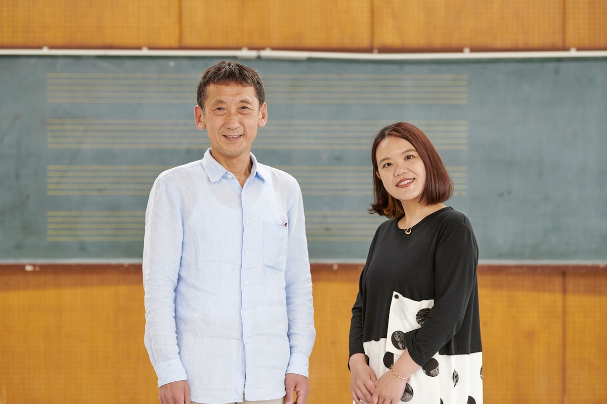 左から成井豊、辻村深月。