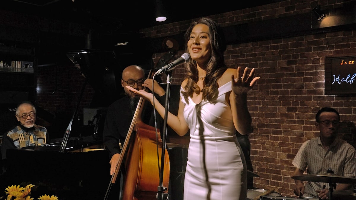 小春が札幌のライブハウス・ハーフノートで歌うシーン。