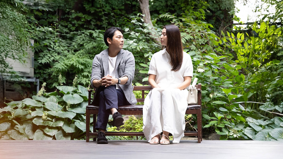 今井翼が演じた竜次（左）と、すみれが演じた小春（右）。