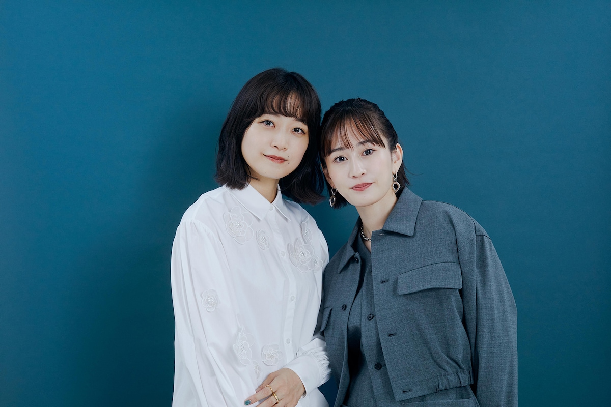 左から深川麻衣、前田敦子。