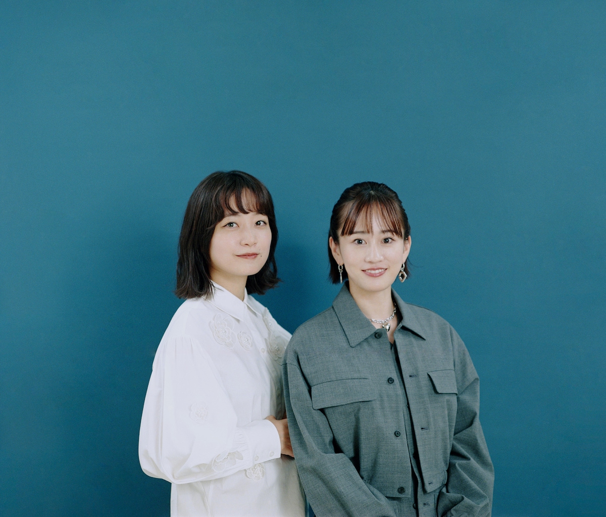 左から深川麻衣、前田敦子。