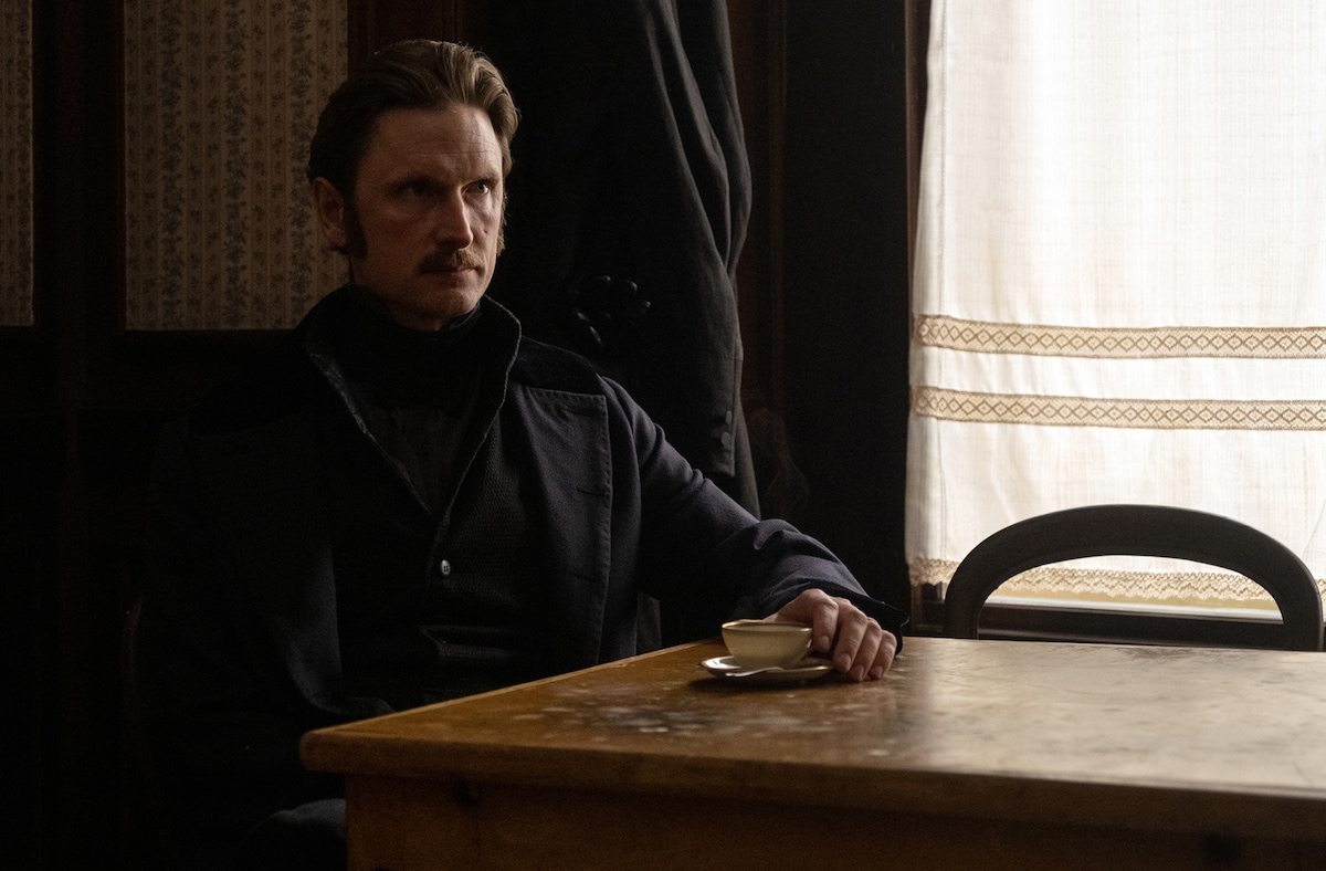 ドラマ「モンテ・クリスト伯」より、ミケル・ボー・フォルスゴー演じるジェラール・ド・ヴィルフォール