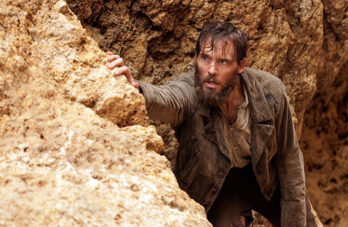 イフ城からの脱獄後、モンテクリスト島に向かう主人公エドモン・ダンテス（演：サム・クラフリン）