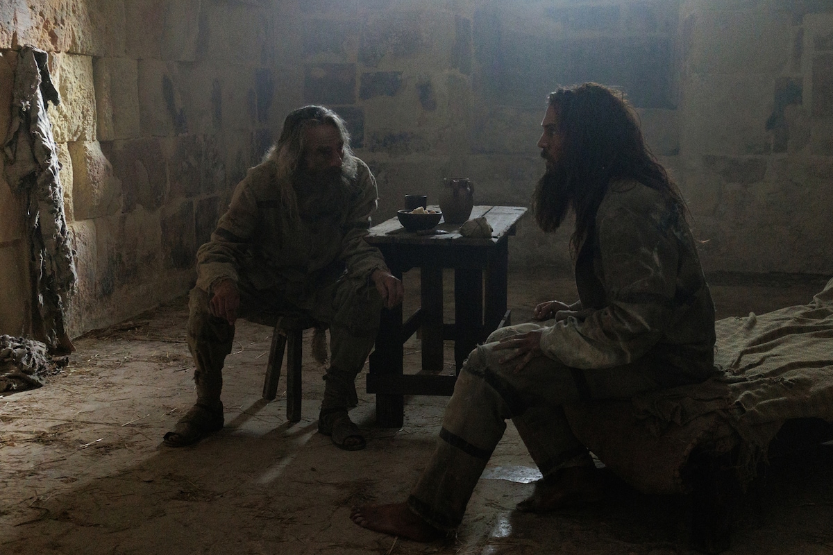 ドラマ「モンテ・クリスト伯」より、左からジェレミー・アイアンズ演じるファリア神父、サム・クラフリン演じるエドモン・ダンテス。獄中で出会った2人はともに脱獄を誓い、ファリア神父はエドモンにあらゆる知識を授ける