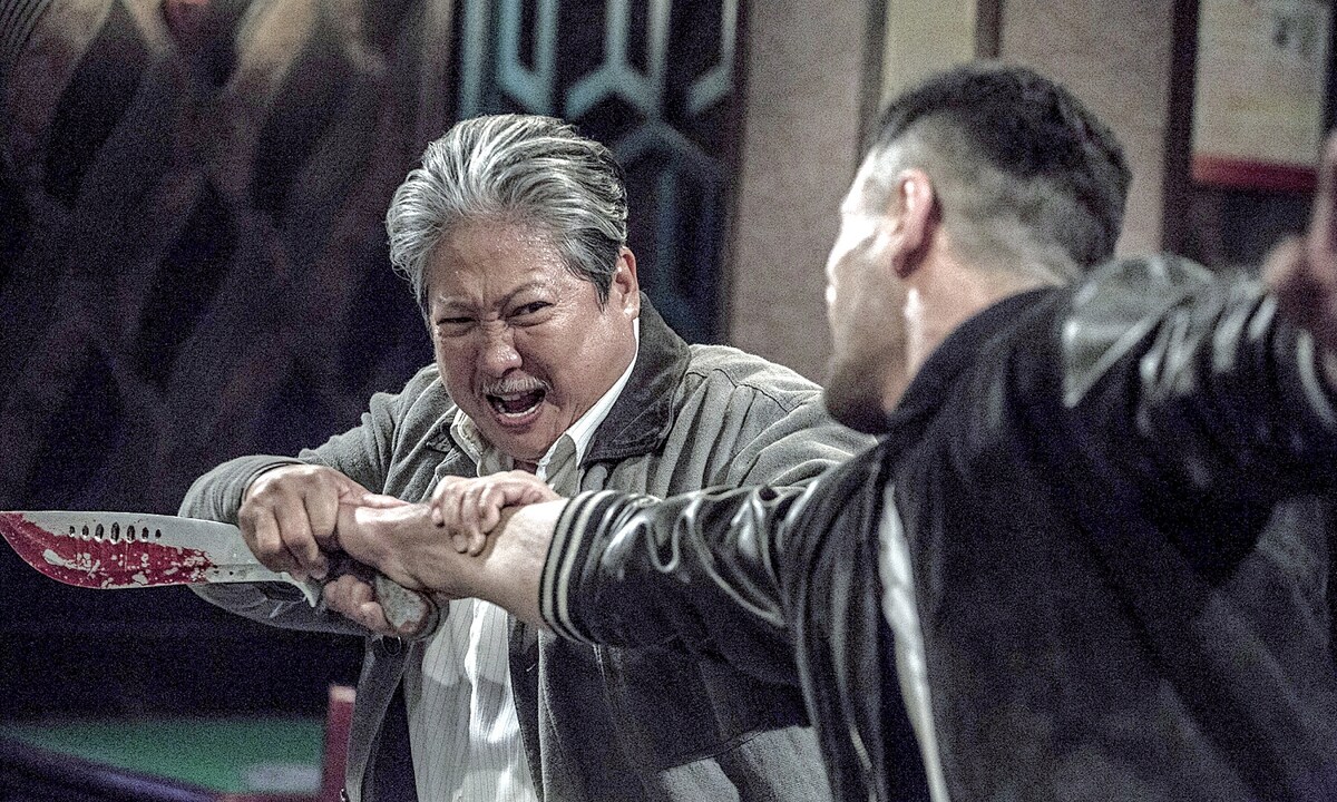 「おじいちゃんはデブゴン」でアクションを披露するサモ・ハン（左）