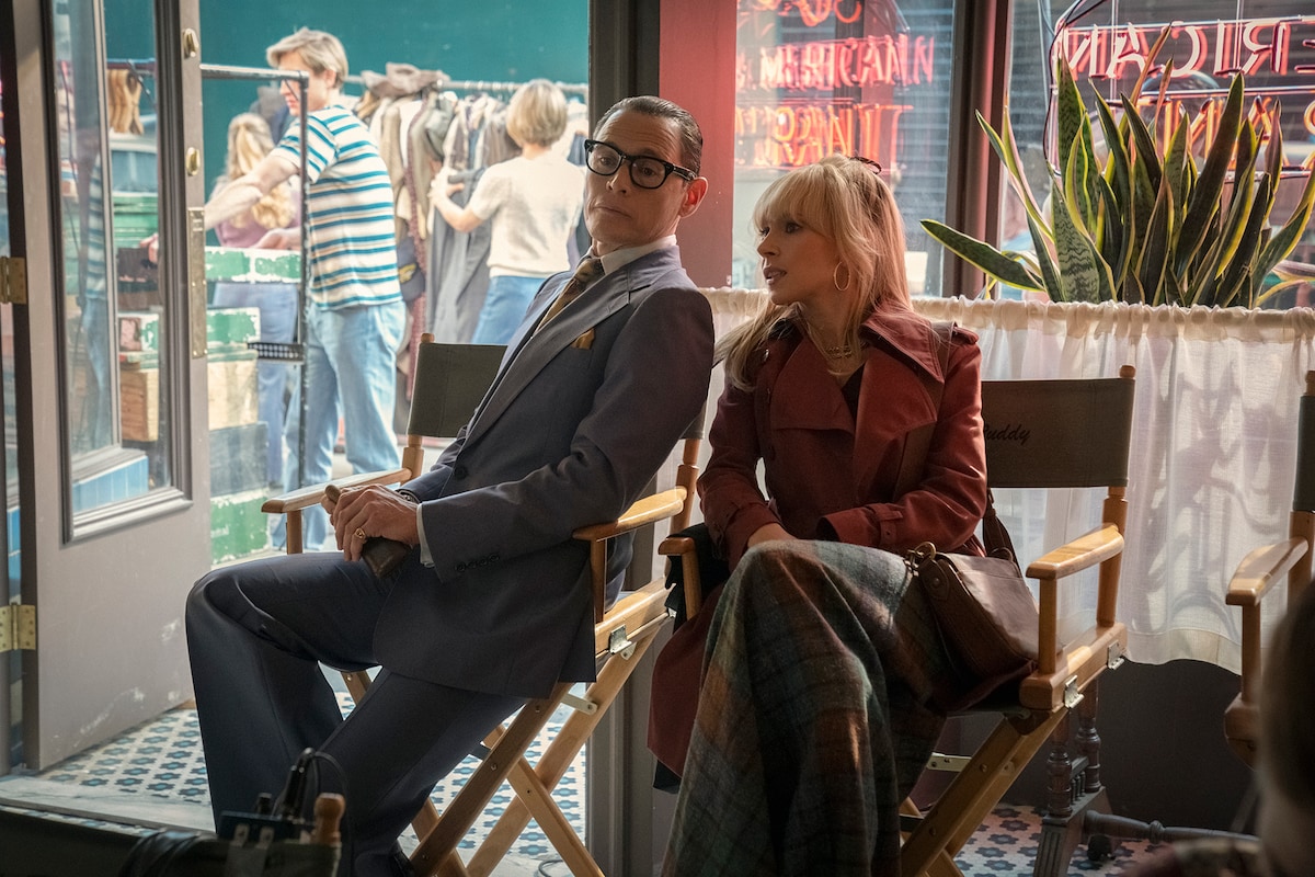 「ジ・オファー / ゴッドファーザーに賭けた男」より、ジュノー・テンプル演じるベティ・マッカート（右）とバーン・ゴーマン演じるチャールズ・ブルードーン（左）©2025 Paramount Pictures. All Rights Reserved.