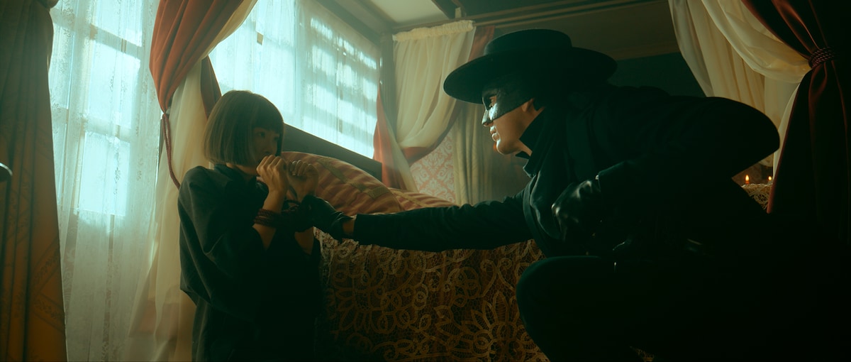 ドラマ「ZORRO」より。ゾロは先住民族や立場の弱い人々を助けていく。