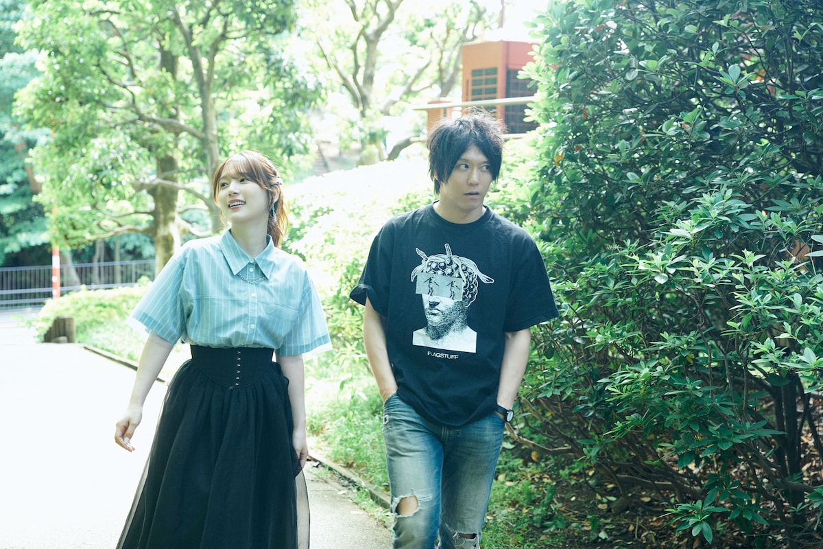 左から内田真礼、田淵智也。