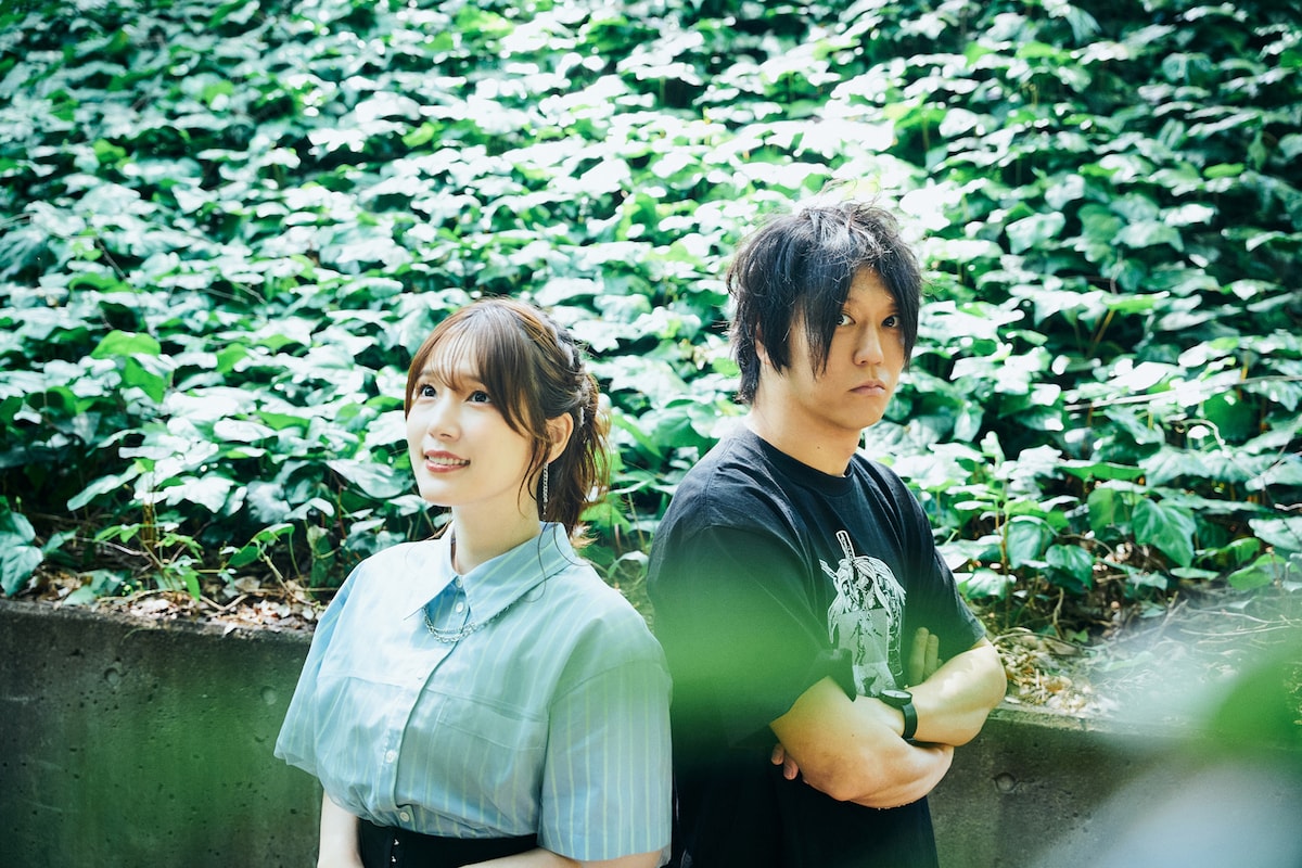 左から内田真礼、田淵智也。