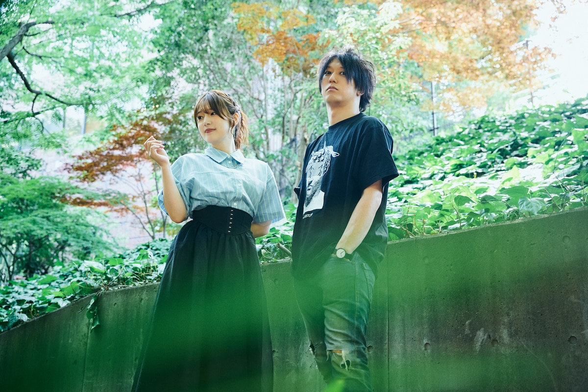 左から内田真礼、田淵智也。