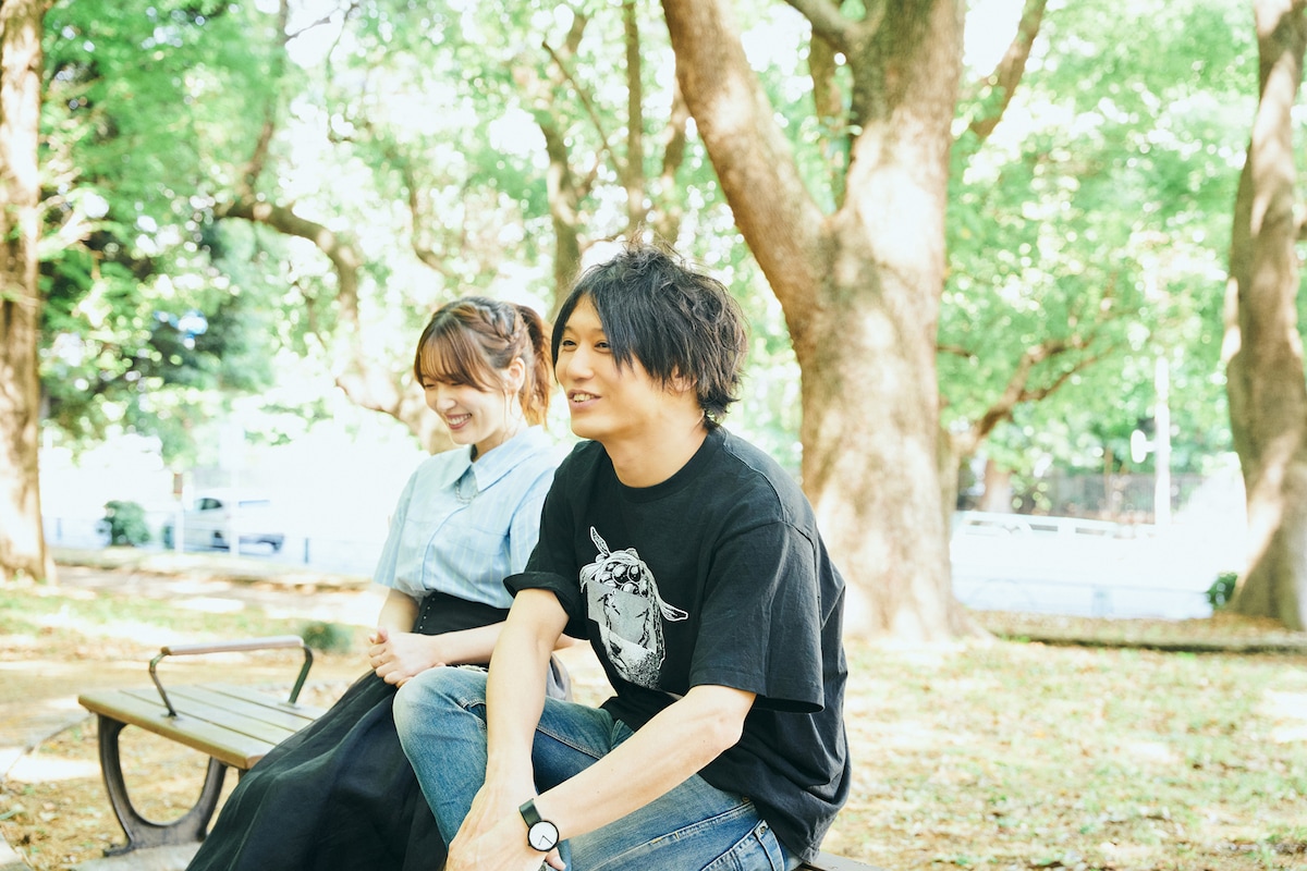 左から内田真礼、田淵智也。