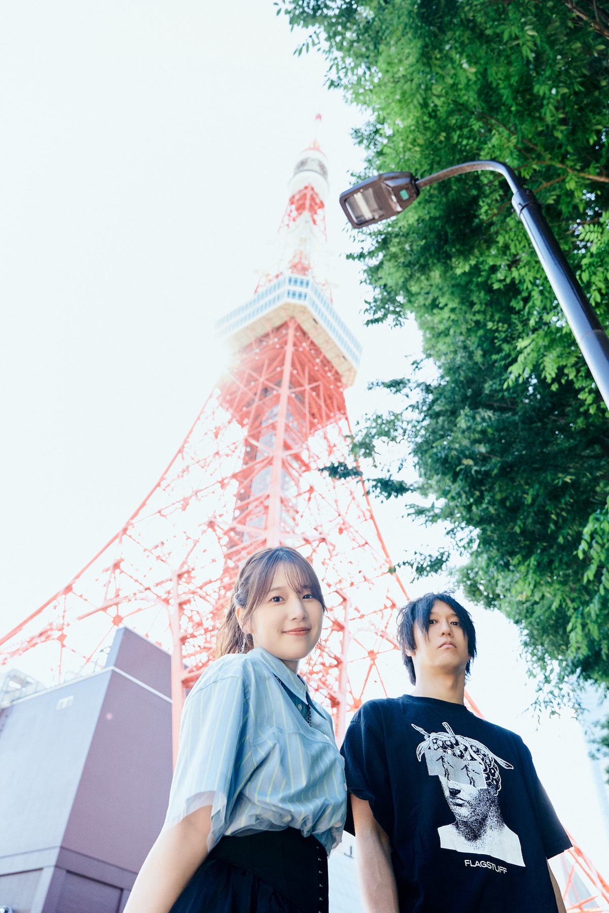 左から内田真礼、田淵智也。