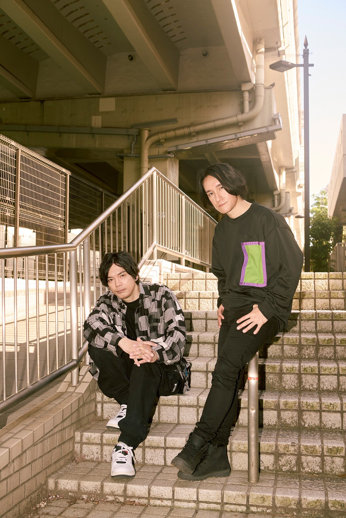 左から加勢本タモツ（Dr）、田村ヒサオ（Vo, B）。