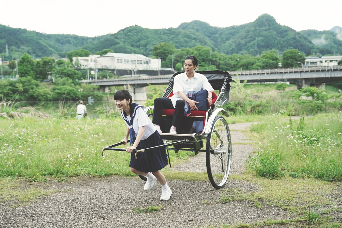 「不死身ラヴァーズ」より、見上愛演じる長谷部りの（手前）と、佐藤寛太演じる甲野じゅん（奥）。