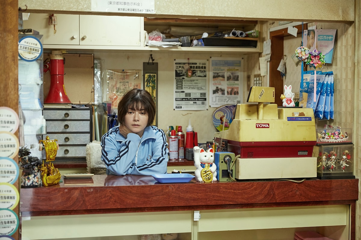 映画「アンダーカレント」より、真木よう子扮するかなえ。