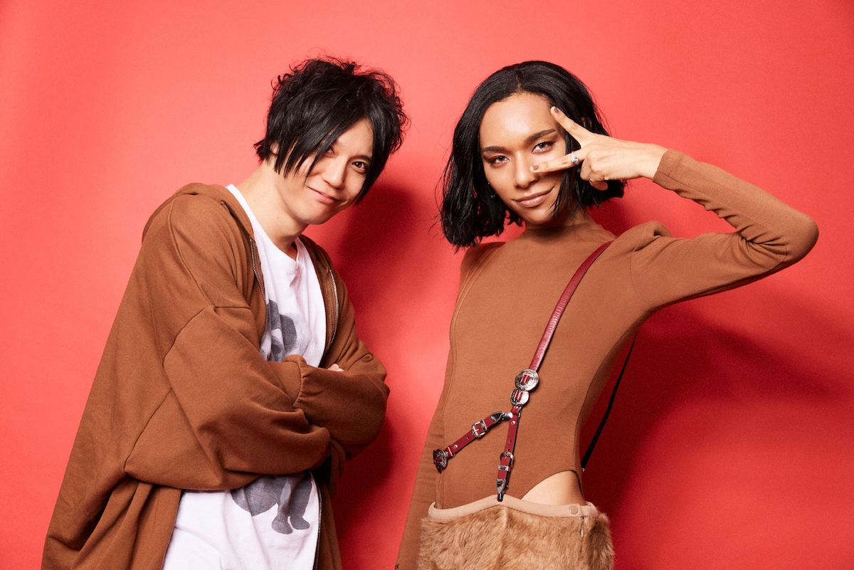 左から田淵智也(UNISON SQUARE GARDEN / B)、アヴちゃん(女王蜂 / Vo)。