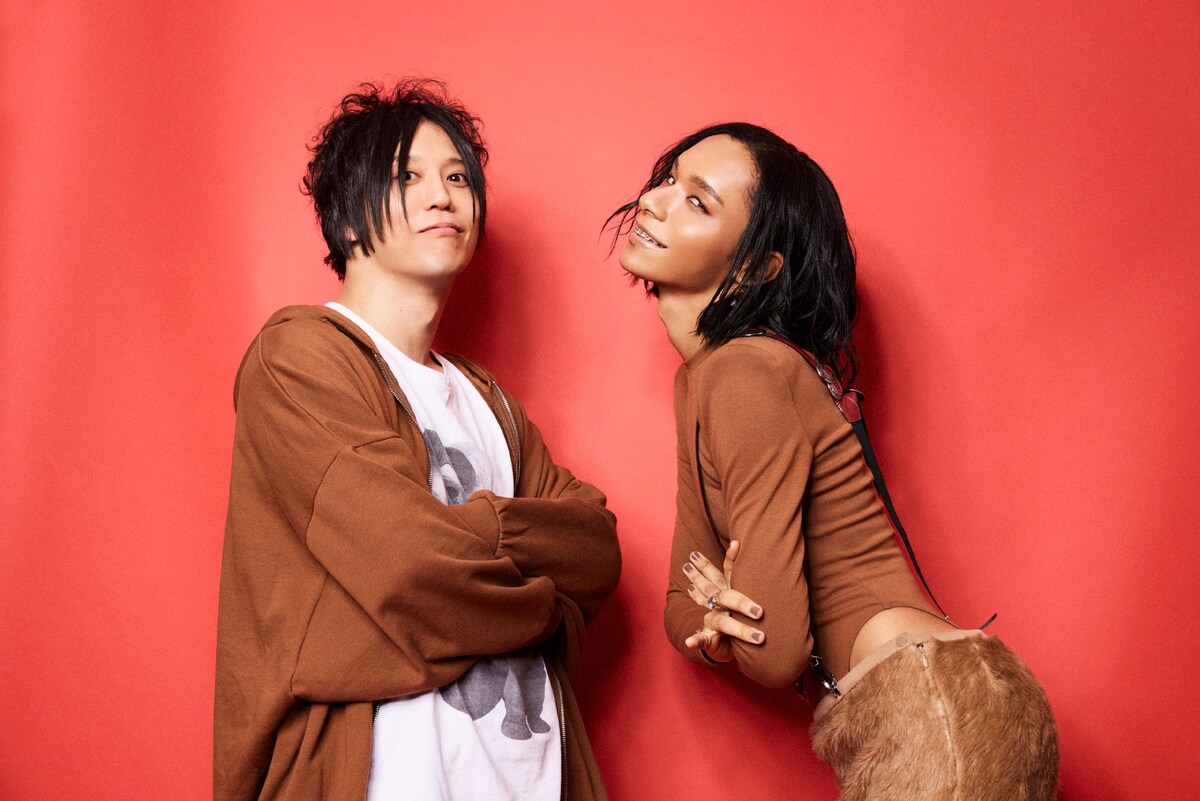 左から田淵智也(UNISON SQUARE GARDEN / B)、アヴちゃん(女王蜂 / Vo)。