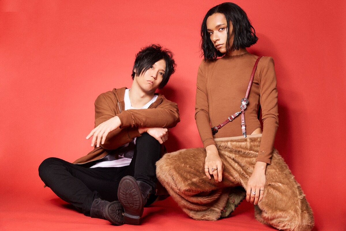 左から田淵智也(UNISON SQUARE GARDEN / B)、アヴちゃん(女王蜂 / Vo)。