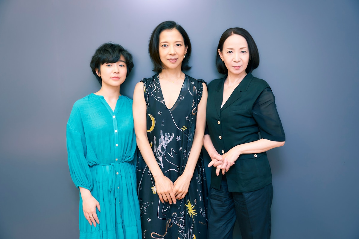 左から平体まひろ、霧矢大夢、保坂知寿。