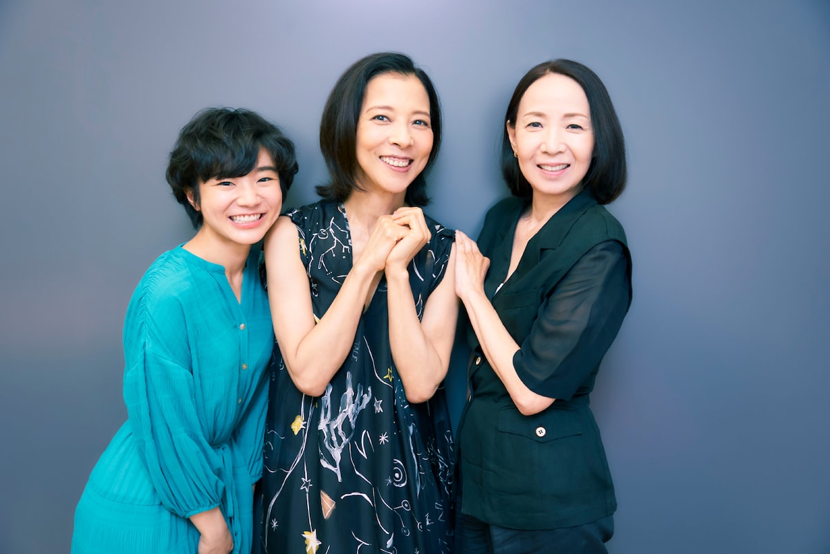 左から平体まひろ、霧矢大夢、保坂知寿。