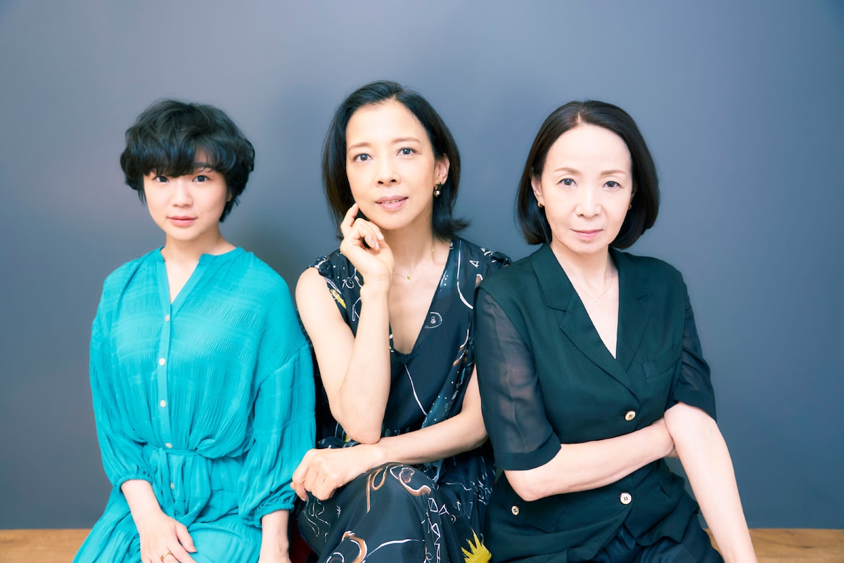 左から平体まひろ、霧矢大夢、保坂知寿。