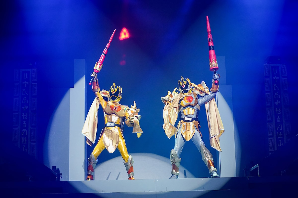 「王様戦隊キングオージャー ファイナルライブ」より、キングクワガタオージャーとキングオオクワガタオージャーの同時変身シーン。