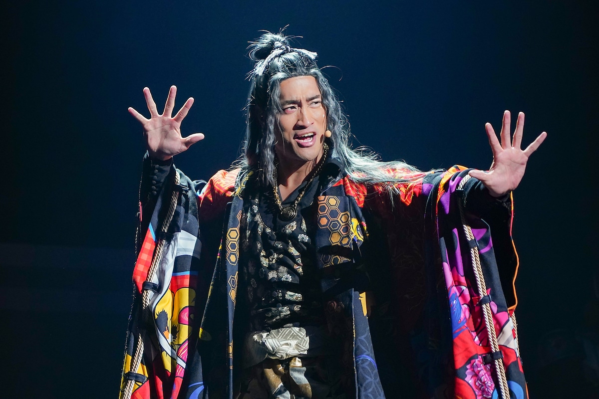 「王様戦隊キングオージャー ファイナルライブ」より、佳久創演じるカグラギ・ディボウスキ。