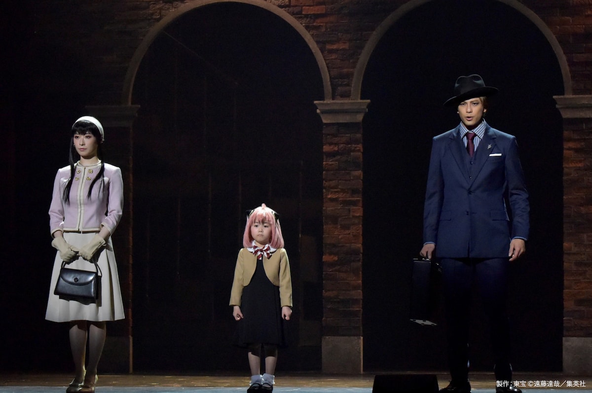 ミュージカル「SPY×FAMILY」より、森崎ウィン、唯月ふうか出演回の様子。