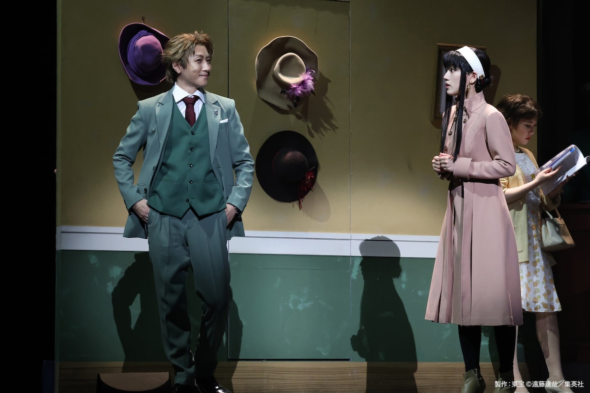 ミュージカル「SPY×FAMILY」より、鈴木拡樹、佐々木美玲出演回の様子。