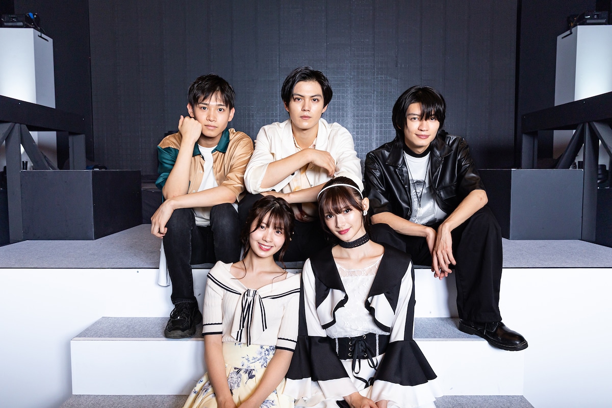 後列左から佐藤瑠雅、簡秀吉、杢代和人。前列左から星乃夢奈、青島心。