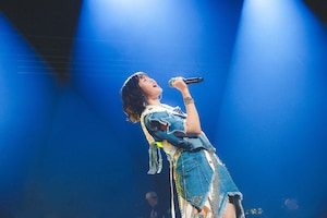 次世代シンガー・三阪咲が初のZeppで卒業式！夢の1つである場所で見せた、進化し続ける姿