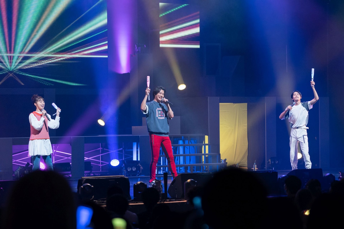 会場ごとに歌われる楽曲は異なるが、前田拳太郎扮する一輝、日向亘扮する大二、井本彩花扮するさくらの五十嵐3兄妹による楽曲「Go with the flo」は全会場で披露される。