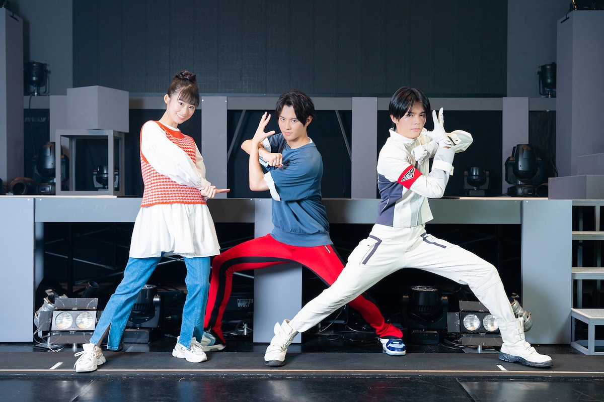 左から井本彩花、前田拳太郎、日向亘。