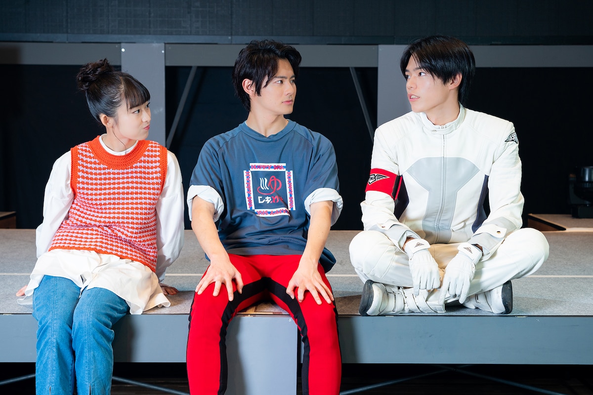 左から井本彩花、前田拳太郎、日向亘。