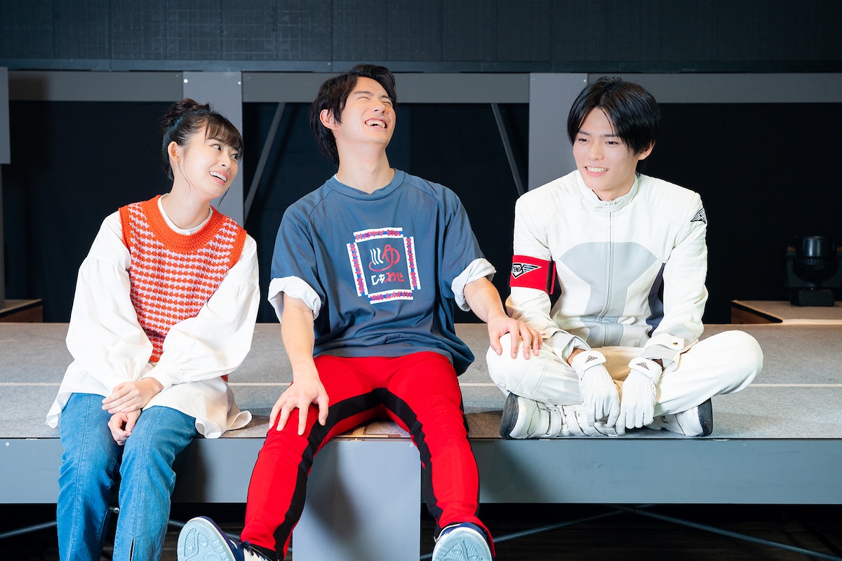 左から井本彩花、前田拳太郎、日向亘。